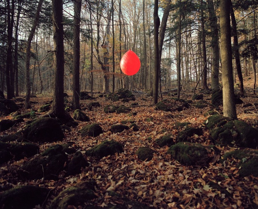 creativewoodandballoonsinstallationintheforest-4