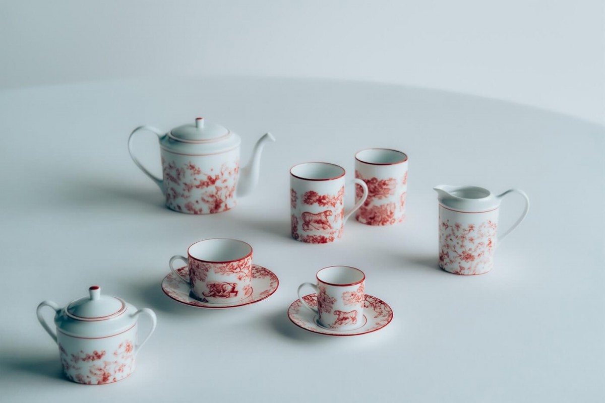 https hypebeast.com wp content blogs.dir 6 files 2021 01 dior maison homeware toile de jouy rouge valentines day collection plates saucers teacups notebook price where to buy 3