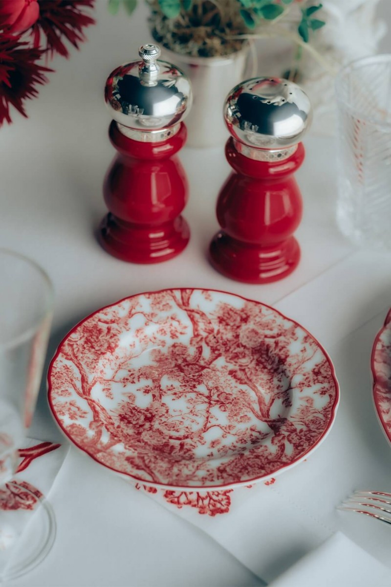 https hypebeast.com wp content blogs.dir 6 files 2021 01 dior maison homeware toile de jouy rouge valentines day collection plates saucers teacups notebook price where to buy 5