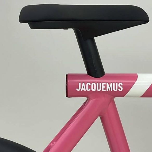 https hypebeast.com wp content blogs.dir 6 files 2021 11 jacquemus vanmoof bike bicycle collaboration pink black price release info 0