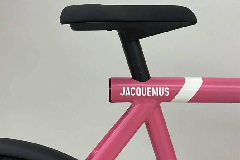 https hypebeast.com wp content blogs.dir 6 files 2021 11 jacquemus vanmoof bike bicycle collaboration pink black price release info 0