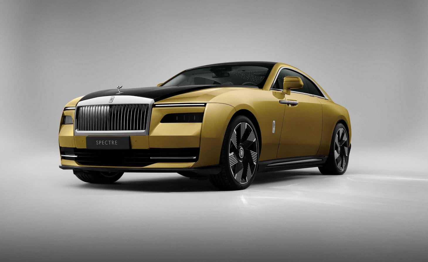 1 spectre unveiled oco the first fully electric rolls royce front 3 4 1