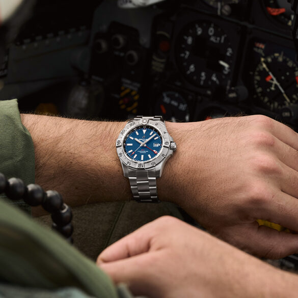 Breitling Avenger Automatic GMT 44